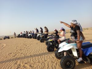 ATV Quad 在迪拜开阔的沙漠中骑自行车一小时