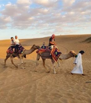 Kamelsafari in der Wüste von Dubai